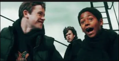 Comment s'appelle la fille qui leur a dit de mettre leur robe de sorcier ?