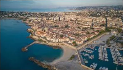 Quelle est cette ville de 75 700 habitants, deuxi&egrave;me ville du d&eacute;partement des Alpes-Maritimes ?