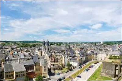 Quelle est cette ville de 16 600 habitants travers&eacute;e par la Meuse, deuxi&egrave;me ville du d&eacute;partement des Ardennes apr&egrave;s Charleville-M&eacute;zi&egrave;res ?