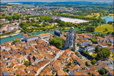 Quelle est cette ville de 25 300 habitants, deuxi&egrave;me ville du d&eacute;partement de la Charente-Maritime apr&egrave;s La Rochelle ?