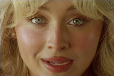 Commen&ccedil;ons simplement : quelle chanson n'est pas de Sabrina Carpenter ?