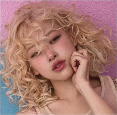 Quelle est la couleur du t-shirt de Ros&eacute; dans le M/V ''Jump'' ?