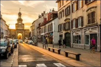 Que faut-il ajouter &agrave; "Po" pour obtenir le nom d'une ville fran&ccedil;aise situ&eacute;e dans le d&eacute;partement du Doubs ?