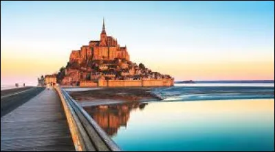 La r&eacute;gion Normandie compte-t-elle plus ou moins de d&eacute;partements que la r&eacute;gion Bretagne ?