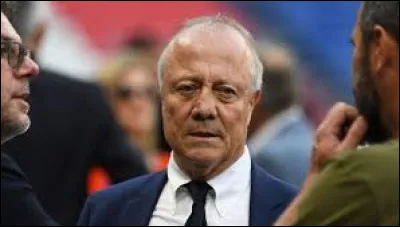 Avec quel club Bernard Lacombe est-il triple champion de France ?