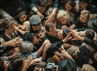 Dans le film "L'Abb&eacute; Pierre : Une vie de combats", quel acteur incarne l'Abb&eacute; Pierre ?