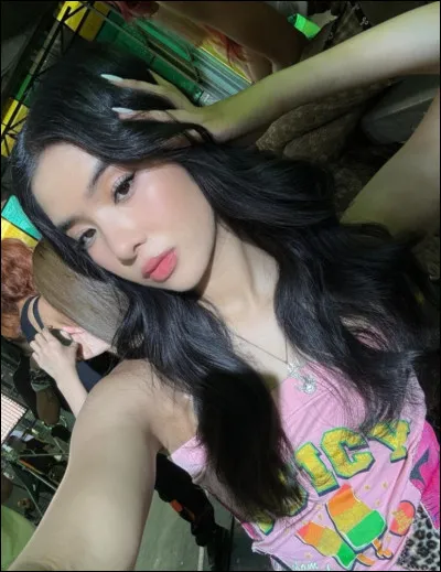 &Agrave; qui Lara parle-t-elle lorsqu'elle dit "What is skibidi in Korean ?" ?