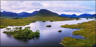 Les Lacs du Connemara est une chanson de Michel Sardou cr&eacute;&eacute;e en 1981. Mais o&ugrave; se situent ces lacs ?