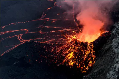 Me voil&agrave; &agrave; 3 470 m d'altitude dans la vall&eacute;e du Grand Rift sur le Nyiragongo, un des volcans les plus actifs et dangereux d'Afrique. Si je ne donne plus de nouvelles vous viendrez me chercher ? O&ugrave; suis-je ?