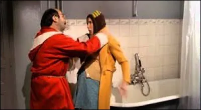 Avec quoi F&eacute;lix tente-t-il d'&eacute;trangler Z&eacute;zette ?