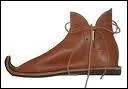 Chaussure allonge du Moyen-ge, ausi bien porte, par les hommes que par les femmes, plus l'on appartenait  une classe sociale leve, plus la pointe tait longue, quelle est son nom ?