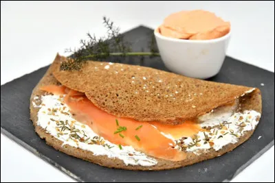 Celle-ci est garnie de saumon ! Avec quelle farine r&eacute;alise-t-on la ''galette de sarrasin'' ?