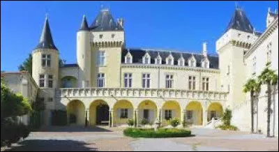 Nous faisons une halte au ch&acirc;teau de La Rivi&egrave;re. Commune n&eacute;o-aquitaine, dans l'arrondissement de Libourne, elle se situe dans le d&eacute;partement ...