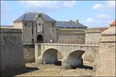 Je vous propose de partir en Bretagne, &agrave; la d&eacute;couverte de la citadelle de Port-Louis. Ville de l'agglom&eacute;ration Lorientaise, elle se situe dans le d&eacute;partement ...