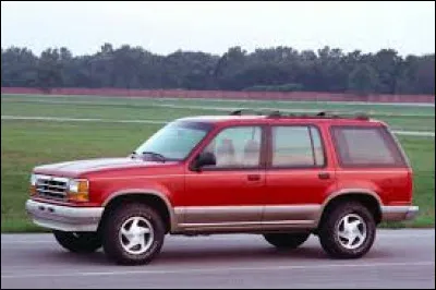 Ce 4X4 rouge est un ...