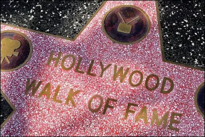 Dans quelle ville le ''Hollywood Walk of Fame'' est-il situ&eacute; ?
