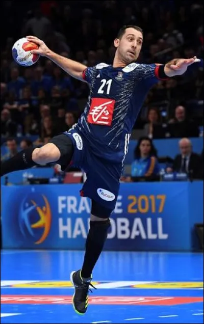 Qui est ce handballeur fran&ccedil;ais ayant r&eacute;alis&eacute; l�exploit d�&ecirc;tre triple champion olympique, avec des m&eacute;dailles d�or remport&eacute;es en 2008, 2012 et 2020 ?