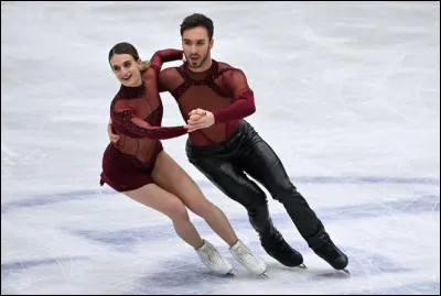 Qui compose ce couple fran&ccedil;ais de danse sur glace, sacr&eacute; champion olympique en 2022 ?
