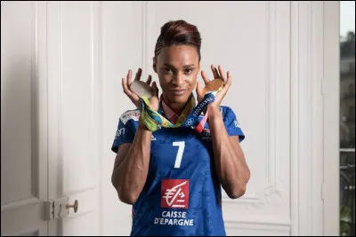 Dans quel sport collectif Allison Pineau est-elle devenue championne olympique avec l�&eacute;quipe de France en 2020 ?