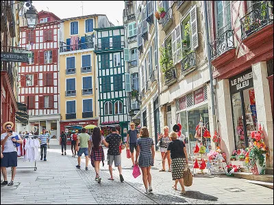 Quelle est cette ville de 54 000 habitants, deuxi&egrave;me ville du d&eacute;partement des Pyr&eacute;n&eacute;es-Atlantiques derri&egrave;re Pau ?