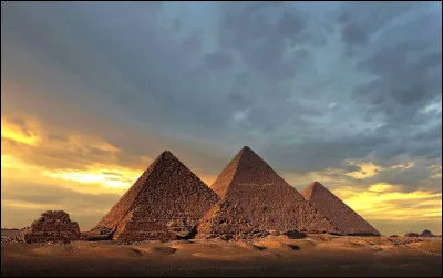 Quelle est la moins haute des trois pyramides de Gizeh, en &Eacute;gypte ?