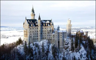 Le ch&acirc;teau de Newschwanstein est c&eacute;l&egrave;bre en :