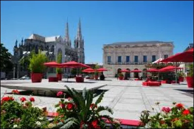 Quelle est cette ville de 54 000 habitants, deuxi&egrave;me ville du d&eacute;partement du Maine-et-Loire derri&egrave;re Angers ?