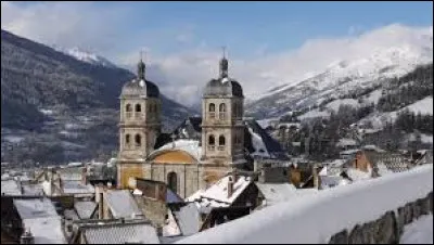 Quelle est cette ville de 11 400 habitants, deuxi&egrave;me ville du d&eacute;partement des Hautes-Alpes apr&egrave;s Gap ?