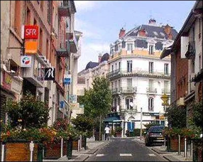 Quelle est cette ville de 22 400 habitants, deuxi&egrave;me ville du d&eacute;partement de l'Ain derri&egrave;re Bourg-en-Bresse ?