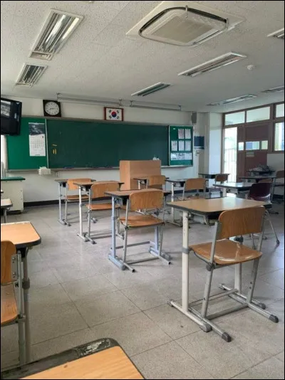 Apr&egrave;s les cours (qui finissent &agrave; 17 h 30), tu rentres chez toi, manges, etc. mais tu dois repartir &agrave; 20 h car tu as des cours particuliers dans un autre &eacute;tablissement et c'est pour avoir une bonne moyenne et mieux comprendre tes cours ; y vas-tu ?