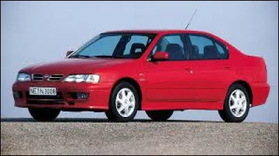 Cette voiture rouge est une ...