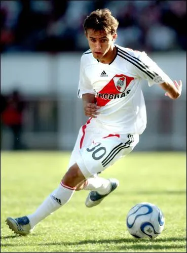 Aprs Messi, Tevez et Agero, voici le dernier petit gnie du football argentin, 1, 63 m. Elu meilleur joueur du festival Espoir de Toulon 2009, il volue  River Plate...