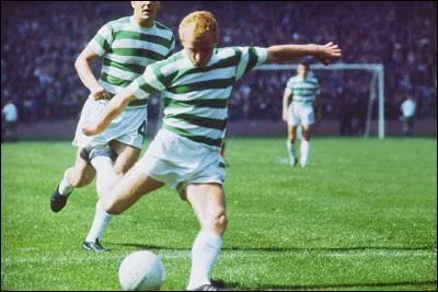 Le meilleur joueur de l'histoire du Celtic Glasgow mesurait 1, 57 m. Vainqueur de la Ligue des Champions 67, 'Jinky' (la puce), l'cossais qui dribblait comme Maradona, s'appelle...