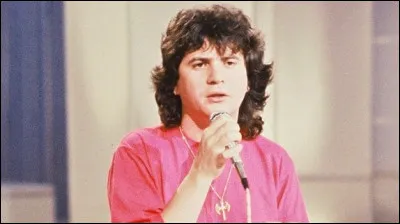 &Agrave; qui d&eacute;dica&ccedil;ait-il sa chanson ''L'Aziza'' en 1985 ?