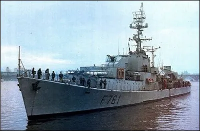 Quel est le nom de ce navire de guerre qui prot&egrave;ge les convois et les escadres maritimes ?