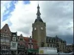 Cette ville qui a souffert en 1918, a t reconstruite en pur style flamand. C'est la rgion des monts de Flandre. Son beffroi, la Maison de la dentelle, sa Grand'Place.