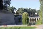 Isole en pleine campagne, dans un cadre de verdure et d'eau, prs de la fort de Mormal, des fortifications de 5km entourent la vieille ville, entoures de trois tangs.