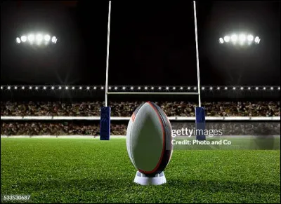 Sport : Quel sport se joue avec un ballon ovale et deux &eacute;quipes de 15 joueurs ?
