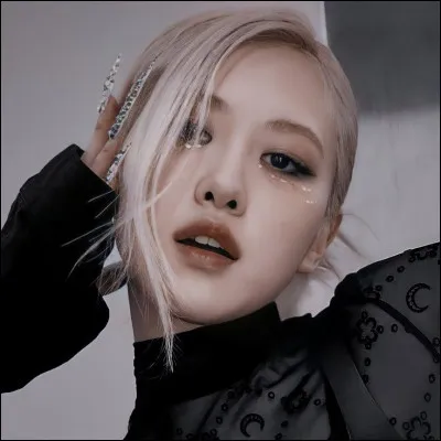 De quel groupe Ros&eacute; fait-elle partie ?