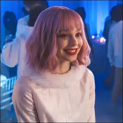 Avec qui Enid va-t-elle au bal ?