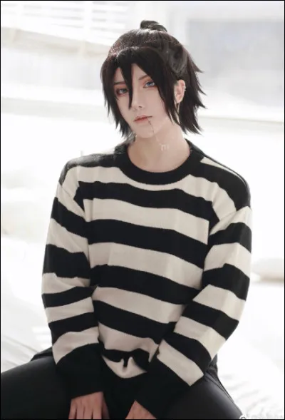 De quelle fille est-il le plus proche ?