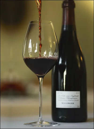 Quel plat est traditionnellement pr&eacute;par&eacute; avec du b�uf mijot&eacute; au vin rouge ?