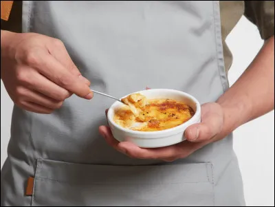 Quel dessert fran&ccedil;ais est compos&eacute; de cr&egrave;me br&ucirc;l&eacute;e sur le dessus ?