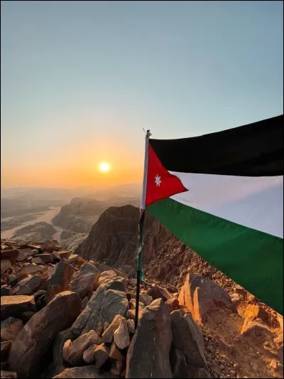 Quel drapeau est visible dans l'image ?