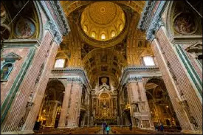 Voici l'int&eacute;rieur d'une &eacute;glise ...