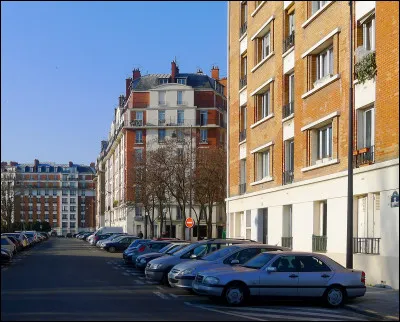 C'est une rue du 16e arrondissement situ&eacute;e entre le boulevard p&eacute;riph&eacute;rique et la porte du Point du jour :