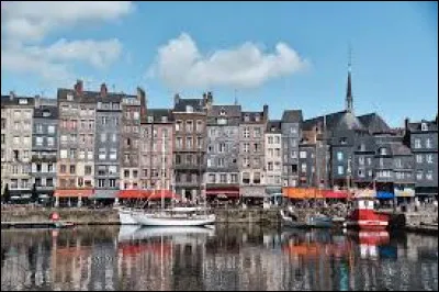 Les habitants de Barfleur (50), Harfleur (76) et Honfleur (14, en photo) ont un gentil&eacute; se terminant par -AIS.