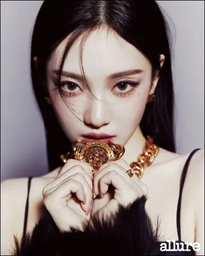 Cette question vous est donn&eacute;e : Qui est la c&eacute;l&egrave;bre maknae d'Aespa, pr&eacute;sente sur cette photo ?