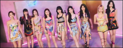 Il y a plusieurs r&eacute;f&eacute;rences &agrave; "Twice" dans le film.