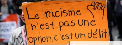 Un employeur refuse d’embaucher une candidate uniquement parce qu’elle porte un foulard religieux visible.